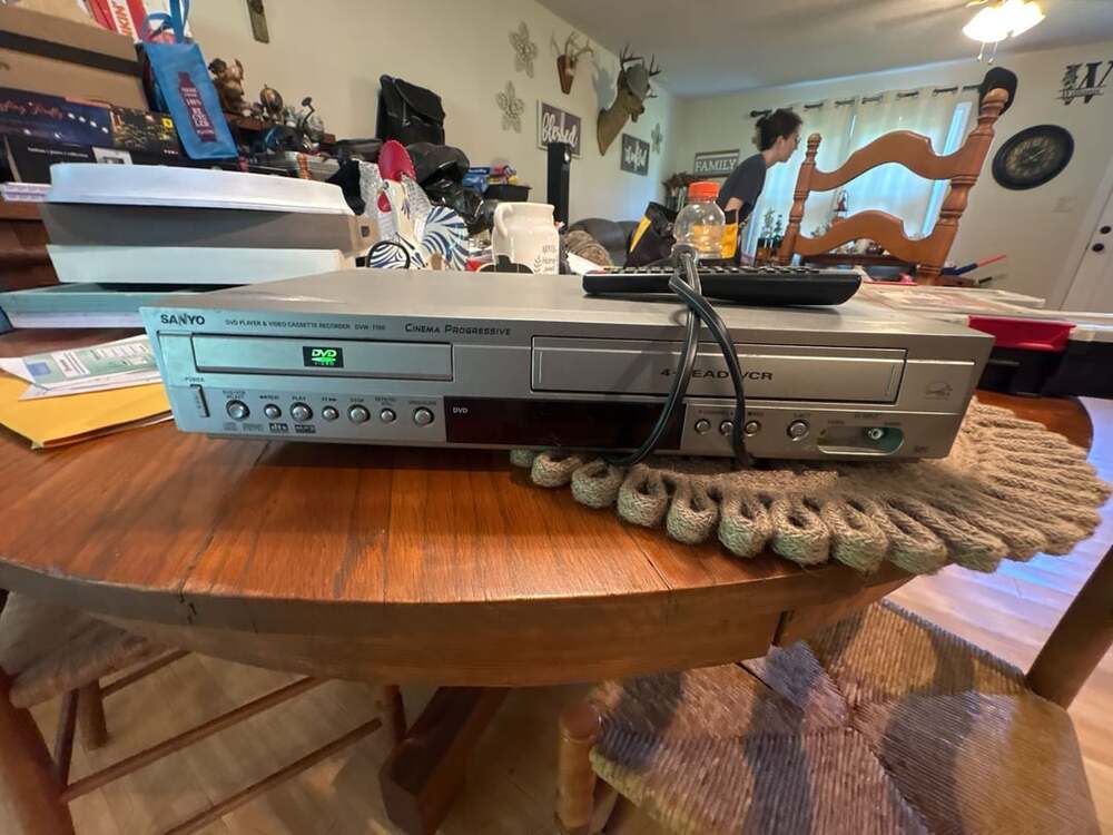 Sanyo DVW-7100 DVD Player & Video Cassette Recorder Combo Cinema Progressive
